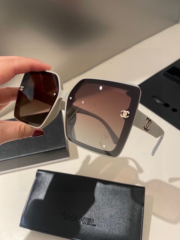 New from Chanel! New model shipment! New model shipment!   Women's HD Thickened Polarized Sunglasses     High quality TR-90 frames Fashionable and versatile!5182