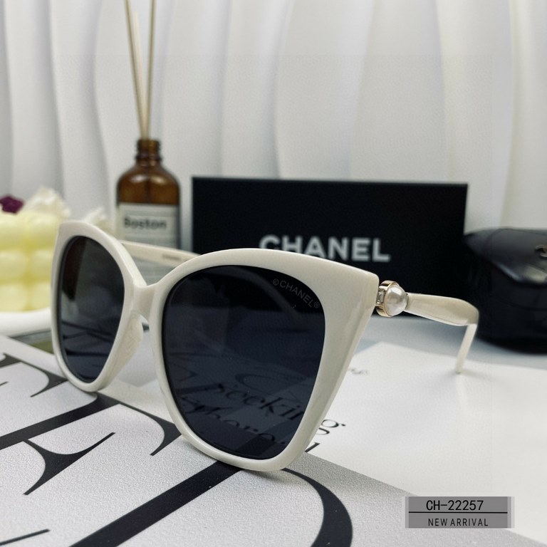 . [CHANEL France]. . [Polaroid Resin HD Lenses] . PC frames - lightweight and comfortable to wear. . [size 63-17-140] . [   new small fragrance sunglasses to reduce the burden of glare, blocking harmful rays of radiation