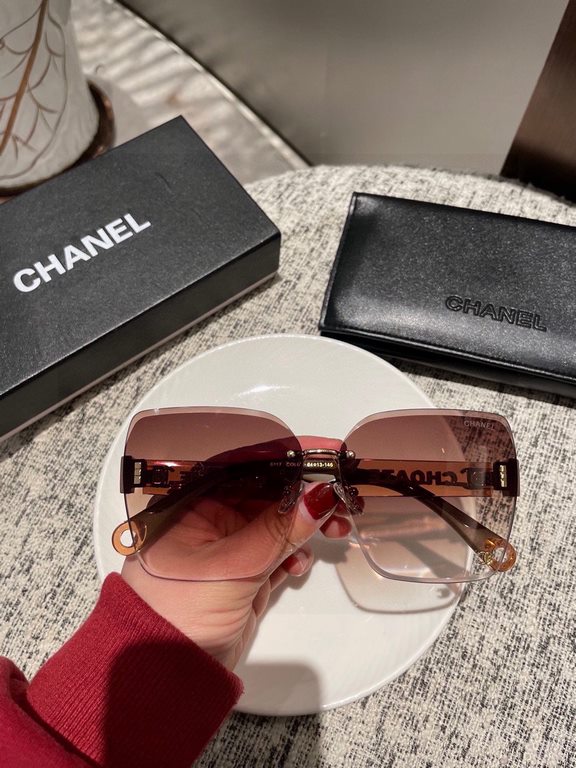 Chanel new models! New shipment! New model shipment!  Women's HD thickened polarized sunglasses     High quality TR-90 frames Fashionable and versatile!6117