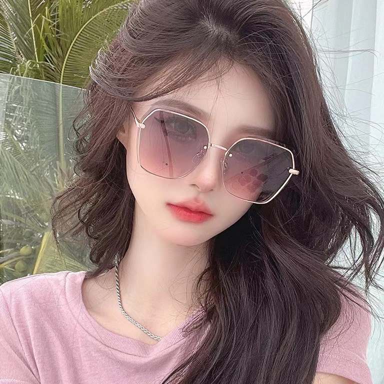 CHANEL] Chanel new nylon polarized too glasses, rimless diamond cut edge more texture, the atmosphere of the woman model, big face small face are good-looking ! Model CH2201