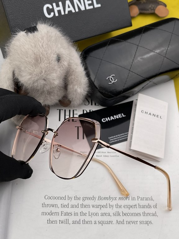 CHANEL] Chanel new nylon polarized too glasses, rimless diamond cut edge more texture, the atmosphere of the woman model, big face small face are good-looking ! Model CH2201