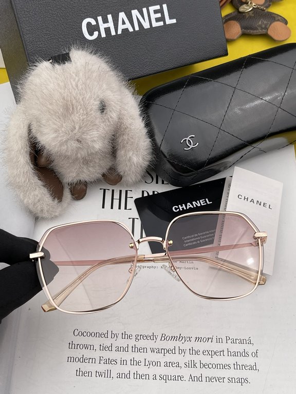 CHANEL] Chanel new nylon polarized too glasses, rimless diamond cut edge more texture, the atmosphere of the woman model, big face small face are good-looking ! Model CH2201