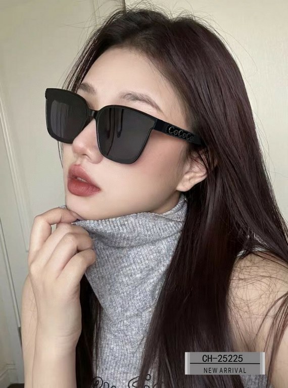 . [CHANEL France]. . [Polaroid Resin HD Lenses] . [TR Frames-Lightweight and comfortable to wear]  . . [size 62-16-143] . [   new small fragrance sunglasses to reduce the burden of glare, blocking harmful rays of radiati