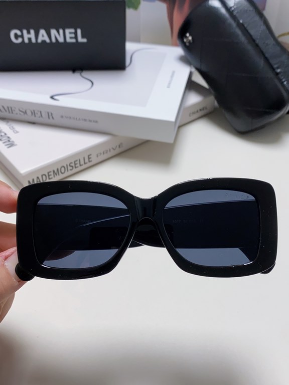 CHANEL new Xiao Xiang sunglassesClassic black and white color scheme, mirror legs covered with small fragrance logoThe key is to show a small face magic weapon