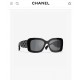 CHANEL new Xiao Xiang sunglassesClassic black and white color scheme, mirror legs covered with small fragrance logoThe key is to show a small face magic weapon