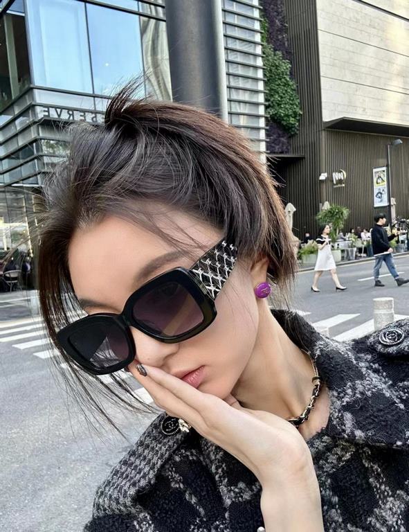 CHANEL new Xiao Xiang sunglassesClassic black and white color scheme, mirror legs covered with small fragrance logoThe key is to show a small face magic weapon