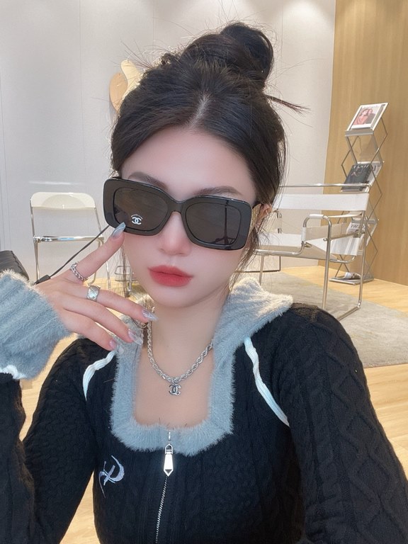 CHANEL new Xiao Xiang sunglassesClassic black and white color scheme, mirror legs covered with small fragrance logoThe key is to show a small face magic weapon