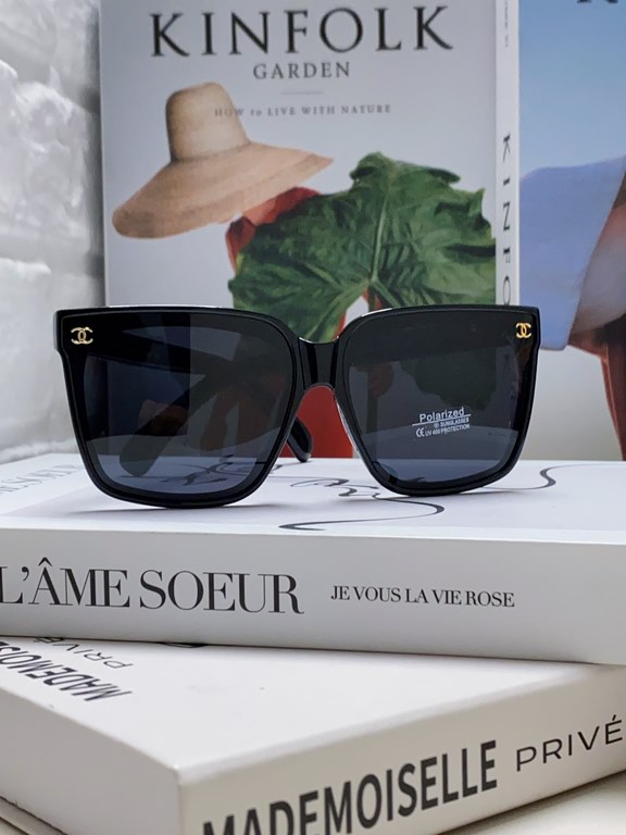 Chanel Chanel large frame sunglasses sunglasses Classic square box design, not pick face type. High-definition lenses, whether with a coat or a dress are very temperamentally polarized lenses to prevent ultraviolet rays