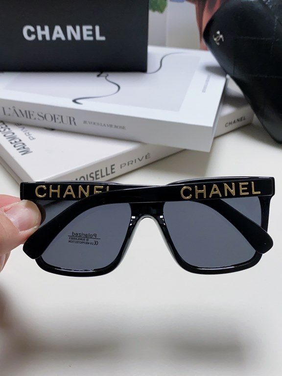 Chanel Chanel large frame sunglasses sunglasses Classic square box design, not pick face type. High-definition lenses, whether with a coat or a dress are very temperamentally polarized lenses to prevent ultraviolet rays