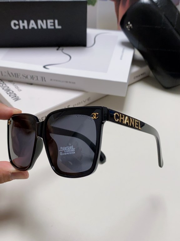 Chanel Chanel large frame sunglasses sunglasses Classic square box design, not pick face type. High-definition lenses, whether with a coat or a dress are very temperamentally polarized lenses to prevent ultraviolet rays