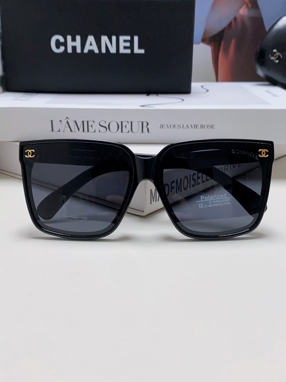 Chanel Chanel large frame sunglasses sunglasses Classic square box design, not pick face type. High-definition lenses, whether with a coat or a dress are very temperamentally polarized lenses to prevent ultraviolet rays