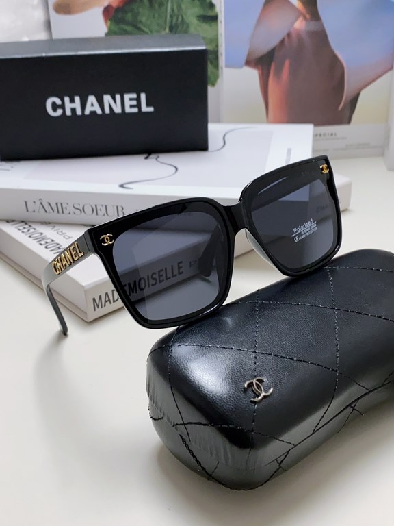 Chanel Chanel large frame sunglasses sunglasses Classic square box design, not pick face type. High-definition lenses, whether with a coat or a dress are very temperamentally polarized lenses to prevent ultraviolet rays