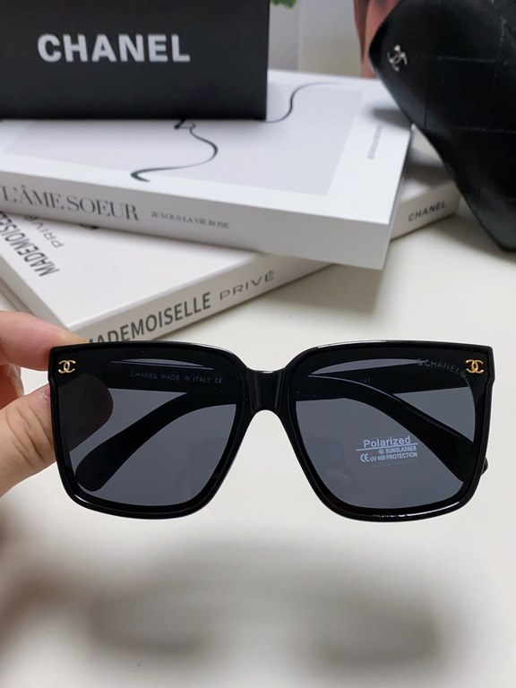 Chanel Chanel large frame sunglasses sunglasses Classic square box design, not pick face type. High-definition lenses, whether with a coat or a dress are very temperamentally polarized lenses to prevent ultraviolet rays