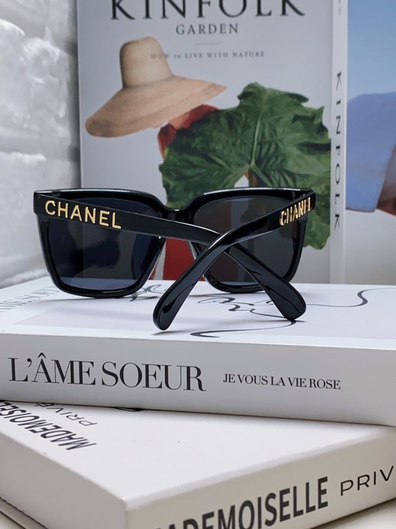 Chanel Chanel large frame sunglasses sunglasses Classic square box design, not pick face type. High-definition lenses, whether with a coat or a dress are very temperamentally polarized lenses to prevent ultraviolet rays