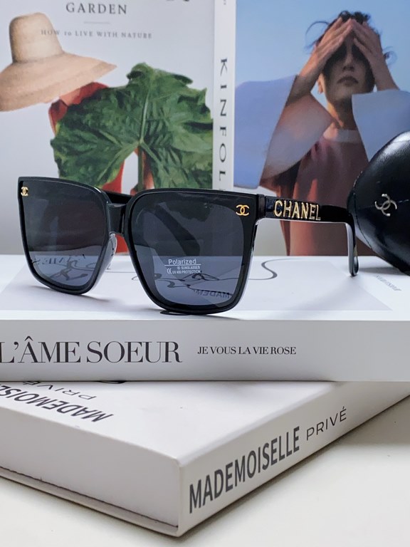 Chanel Chanel large frame sunglasses sunglasses Classic square box design, not pick face type. High-definition lenses, whether with a coat or a dress are very temperamentally polarized lenses to prevent ultraviolet rays