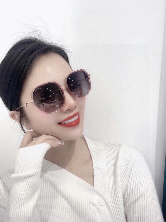 . New   CHANEL Chanel original single quality women's polarized sunglasses   imported Polaroid HD polarized lenses. The official website synchronization sale, fashion atmosphere, travel essential models, buy is to earn