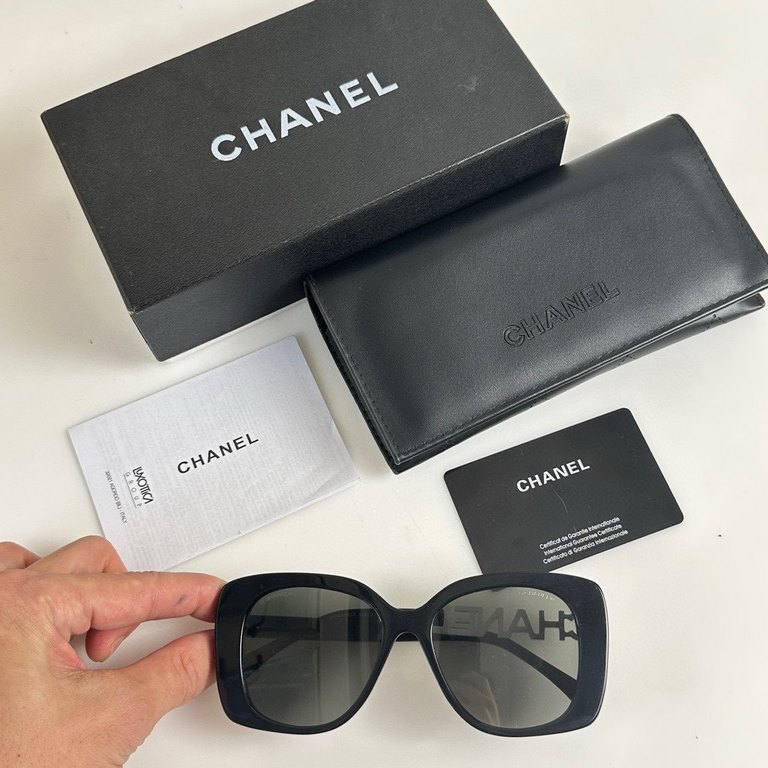 The original single authentic with diamonds. Goods high quality Barcode two-dimensional bag packaging This year's hot models [CHANEL] CHANEL CH5422B fashion sunglasses   CHANEL rectangular sunglasses letters mirror leg l