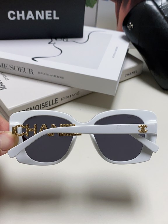 CHANEL Chanel skeletonized 5422 recommended this wear up with type, super temperament of a sunglasses lens leg logo letters diamond design super eye-catching effect left and right lens leg design is different and distinc