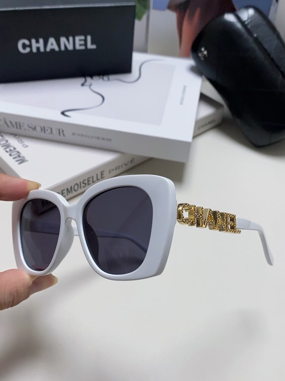 CHANEL Chanel skeletonized 5422 recommended this wear up with type, super temperament of a sunglasses lens leg logo letters diamond design super eye-catching effect left and right lens leg design is different and distinc