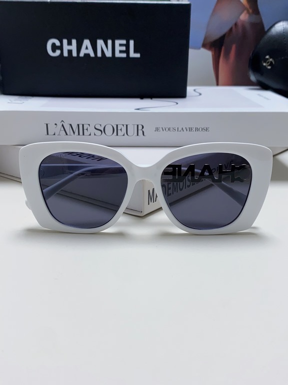 CHANEL Chanel skeletonized 5422 recommended this wear up with type, super temperament of a sunglasses lens leg logo letters diamond design super eye-catching effect left and right lens leg design is different and distinc