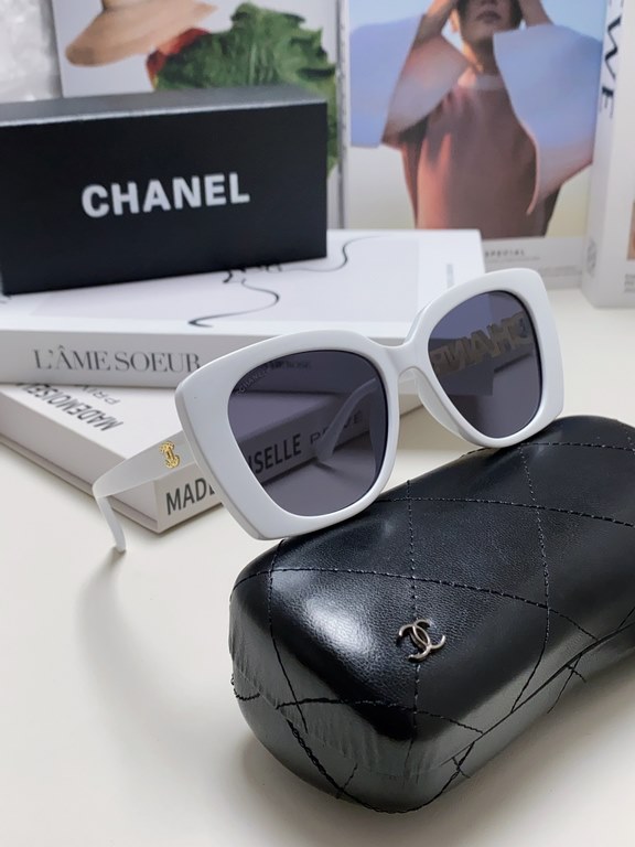 CHANEL Chanel skeletonized 5422 recommended this wear up with type, super temperament of a sunglasses lens leg logo letters diamond design super eye-catching effect left and right lens leg design is different and distinc