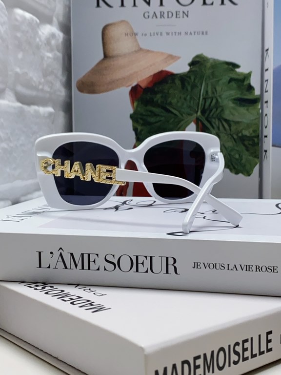 CHANEL Chanel skeletonized 5422 recommended this wear up with type, super temperament of a sunglasses lens leg logo letters diamond design super eye-catching effect left and right lens leg design is different and distinc