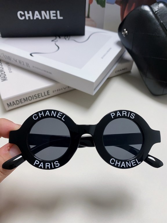 Chanel Chanel English letters sunglasses female tide European and American fashion street shoot black and white striped round frame sunglasses glasses