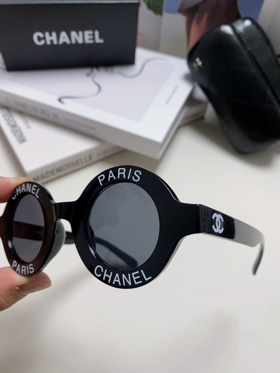 Chanel Chanel English letters sunglasses female tide European and American fashion street shoot black and white striped round frame sunglasses glasses