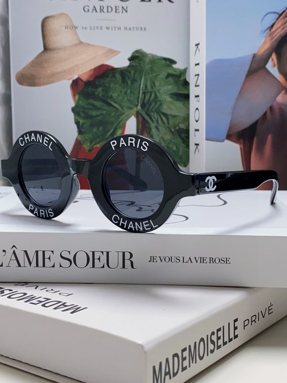 Chanel Chanel English letters sunglasses female tide European and American fashion street shoot black and white striped round frame sunglasses glasses