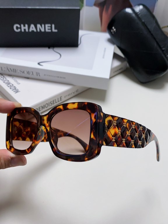 CHANEL new Xiao Xiang sunglassesClassic black and white color scheme, mirror legs covered with small fragrance logoThe key is to show a small face magic weapon