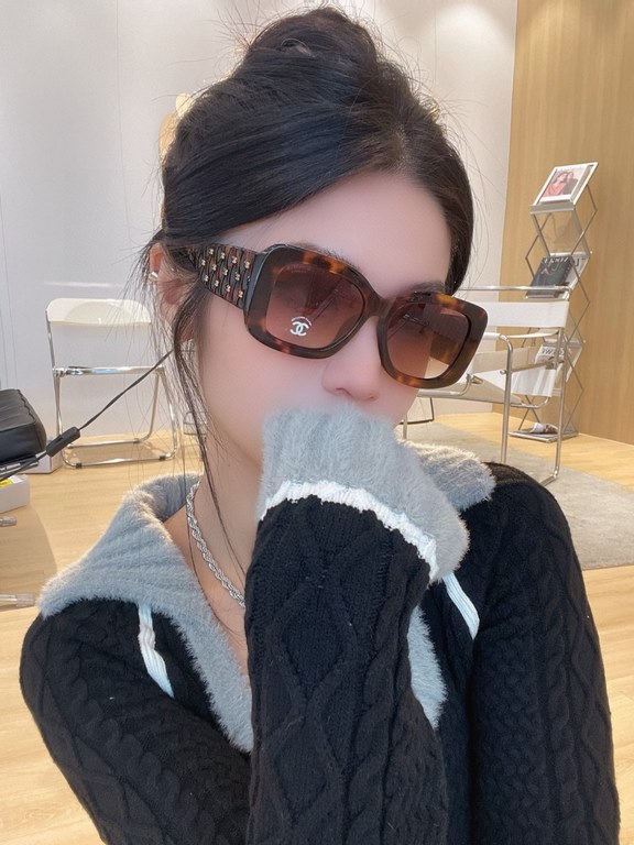 CHANEL new Xiao Xiang sunglassesClassic black and white color scheme, mirror legs covered with small fragrance logoThe key is to show a small face magic weapon