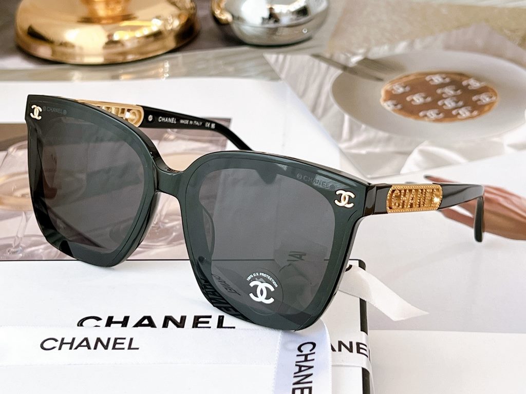 High-quality Price adjustment   CHANEL Lower side of the extended cut edge with tight letters embellishment highlights the fashion personality Model CH0775 Size 64 mouth 15-145