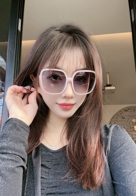 [CHANEL] CHANEL 2024 new trend explosion models fashion box sunglasses wear comfortable Net red tide models sunglasses Ms. high-definition thickened polarized sunglasses     high-quality TR frame    model CH3375