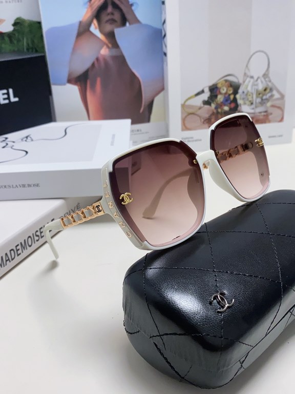 Chanel Chanel Europe and the United States outside the new sunglasses C family net red men and women models big brand sunglasses travel driving glasses trendy version with leather chain