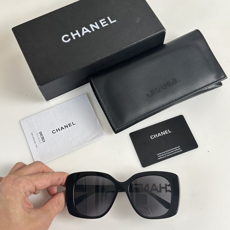 The original single authentic with diamonds. Goods high quality Barcode two-dimensional bag packaging This year's hot models [CHANEL] CHANEL CH5422B fashion sunglasses   CHANEL rectangular sunglasses letters mirror leg l