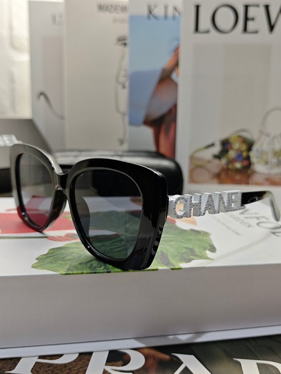 CHANEL Chanel 5422 recommended this wear up with type, super temperament of a sunglasses lens leg logo letters diamond design super eye-catching effect left and right lens leg design different characteristics 3 colors