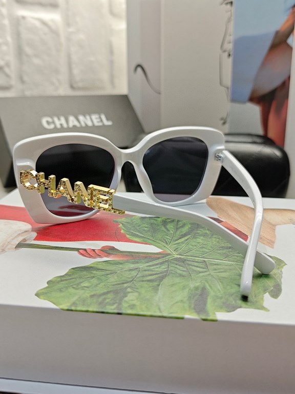 CHANEL Chanel 5422 recommended this wear up with type, super temperament of a sunglasses lens leg logo letters diamond design super eye-catching effect left and right lens leg design different characteristics 3 colors