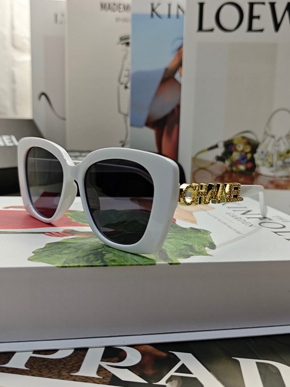 CHANEL Chanel 5422 recommended this wear up with type, super temperament of a sunglasses lens leg logo letters diamond design super eye-catching effect left and right lens leg design different characteristics 3 colors