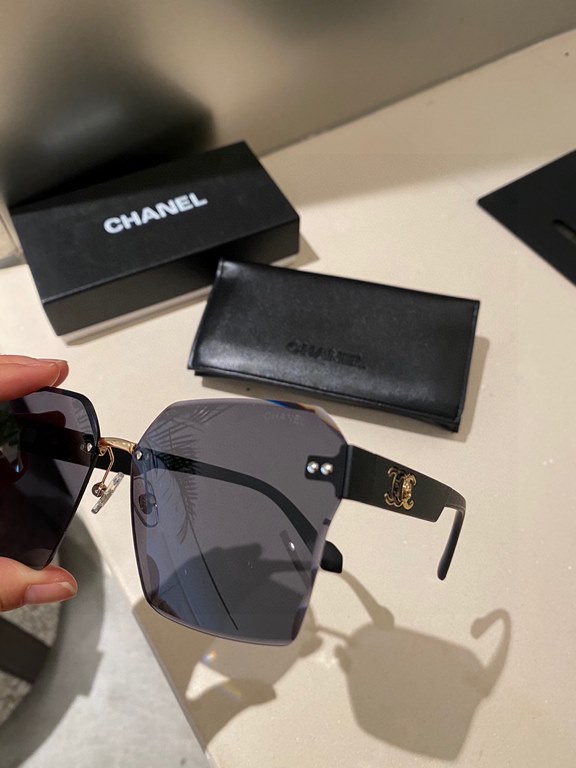 Chanel new models! New shipment! New model shipment!  Women's HD thickened polarized sunglasses     High quality TR-90 frames Fashionable and versatile!5188