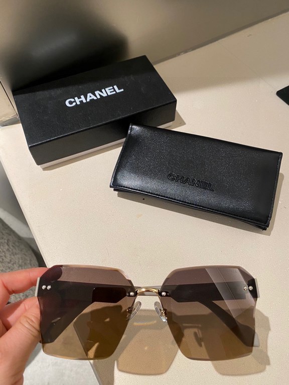 Chanel new models! New shipment! New model shipment!  Women's HD thickened polarized sunglasses     High quality TR-90 frames Fashionable and versatile!5188