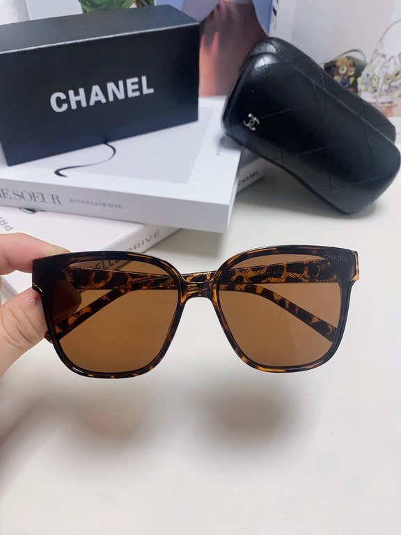 CHANEL Chanel 2024 new small red book incense with the same sunglasses letter mirror legs large square frame anti-ultraviolet sunglasses