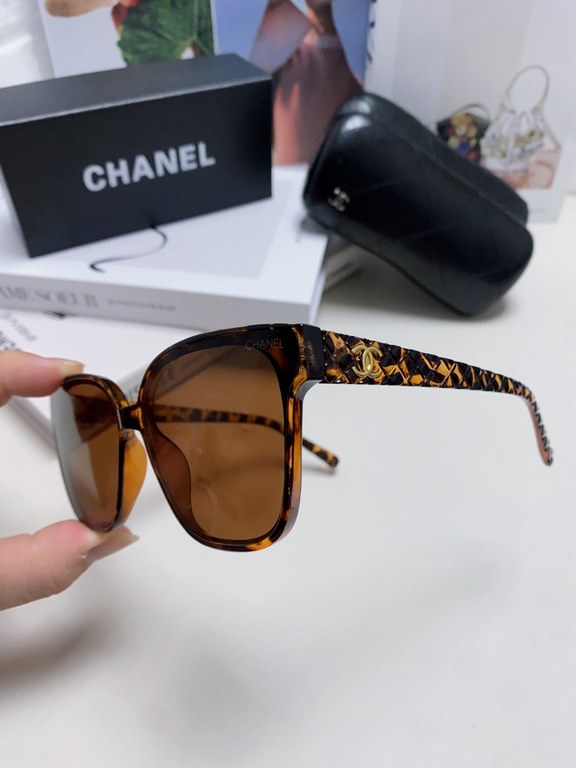 CHANEL Chanel 2024 new small red book incense with the same sunglasses letter mirror legs large square frame anti-ultraviolet sunglasses