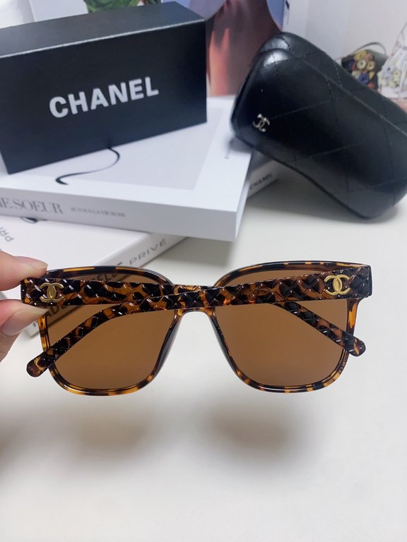 CHANEL Chanel 2024 new small red book incense with the same sunglasses letter mirror legs large square frame anti-ultraviolet sunglasses