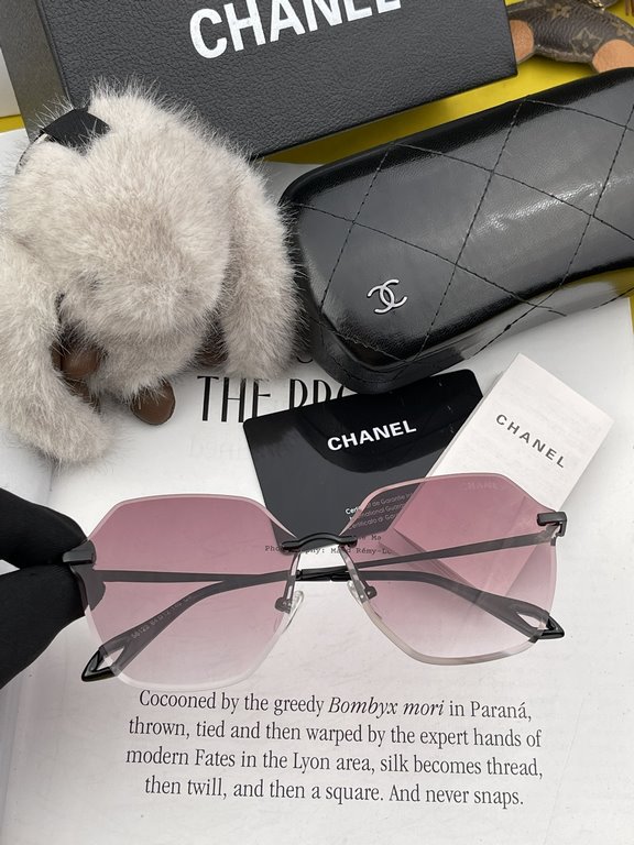 CHANEL] Chanel new nylon polarized too glasses, rimless diamond cut edge more texture, the atmosphere of the woman model, big face small face are good-looking ! Model CH35812