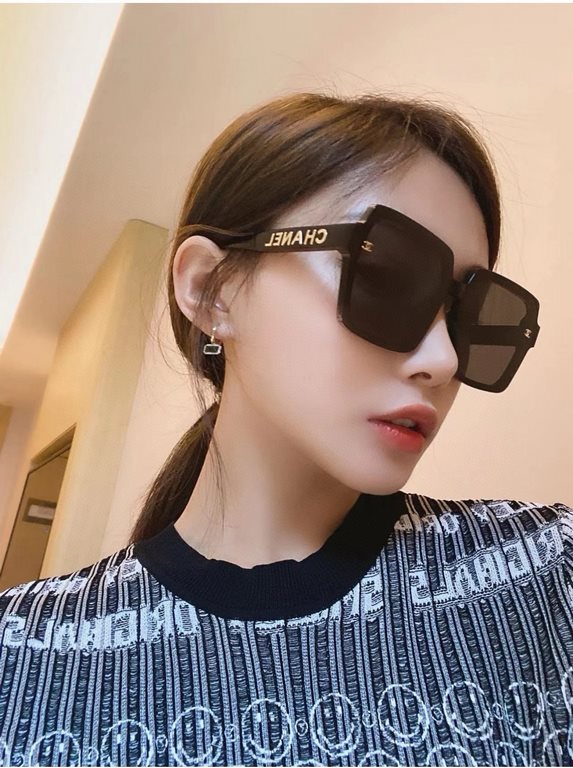 Chanel large frame sunglasses sunglasses Classic square box design, not pick face type, whether with a coat or a dress are very temperament polarized lenses to prevent UV Model CH1954