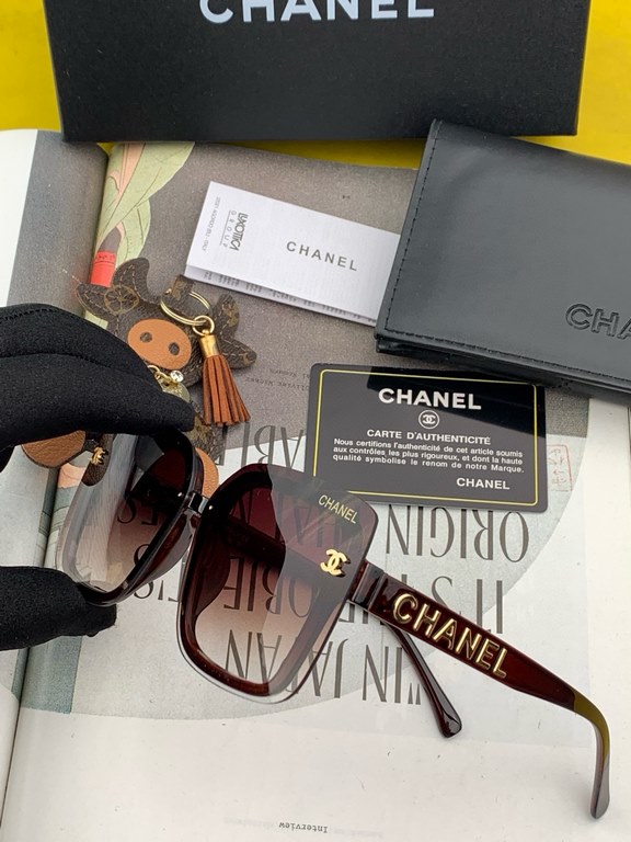 Chanel large frame sunglasses sunglasses Classic square box design, not pick face type, whether with a coat or a dress are very temperament polarized lenses to prevent UV Model CH1954