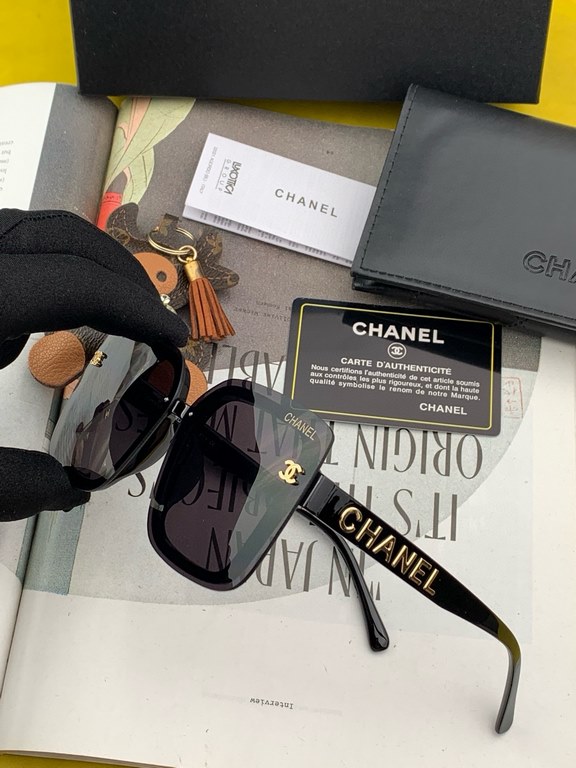 Chanel large frame sunglasses sunglasses Classic square box design, not pick face type, whether with a coat or a dress are very temperament polarized lenses to prevent UV Model CH1954