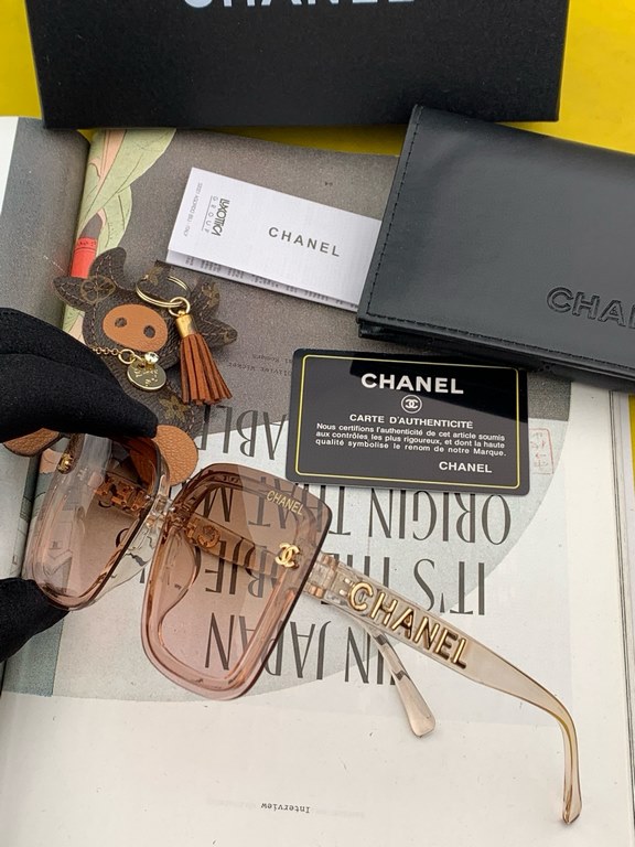 Chanel large frame sunglasses sunglasses Classic square box design, not pick face type, whether with a coat or a dress are very temperament polarized lenses to prevent UV Model CH1954