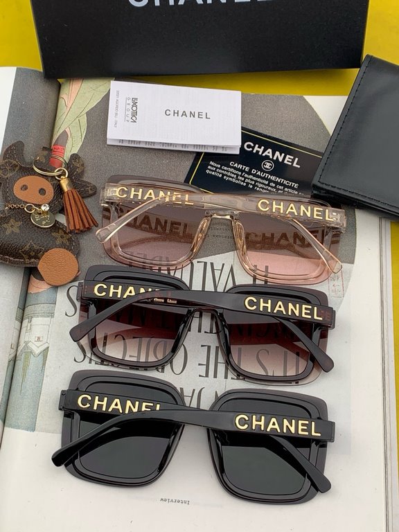 Chanel large frame sunglasses sunglasses Classic square box design, not pick face type, whether with a coat or a dress are very temperament polarized lenses to prevent UV Model CH1954