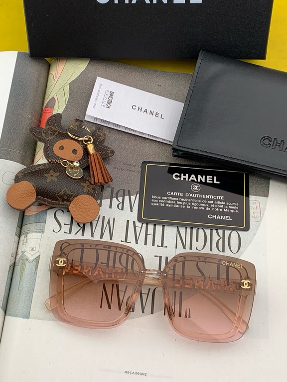 Chanel large frame sunglasses sunglasses Classic square box design, not pick face type, whether with a coat or a dress are very temperament polarized lenses to prevent UV Model CH1954